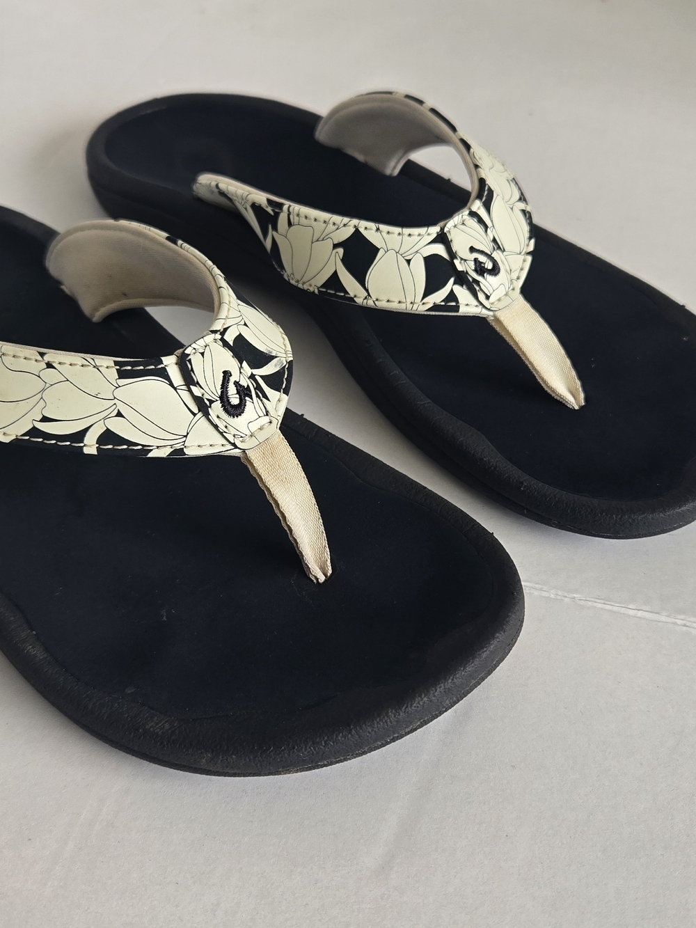 Olukai Ohana Women’s Flip Flop Sandals Size 8 Black Ivory Floral Comfort
